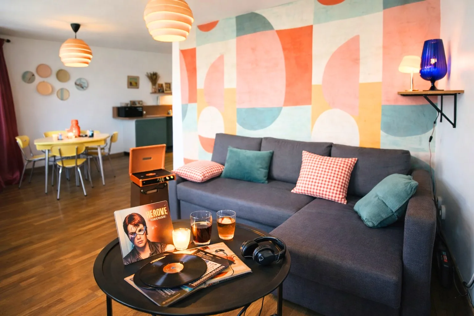 Vinyle Club, logement rétro années 70 avec terrasse, à Bellême, dans le Perche — photo 2 sur 16