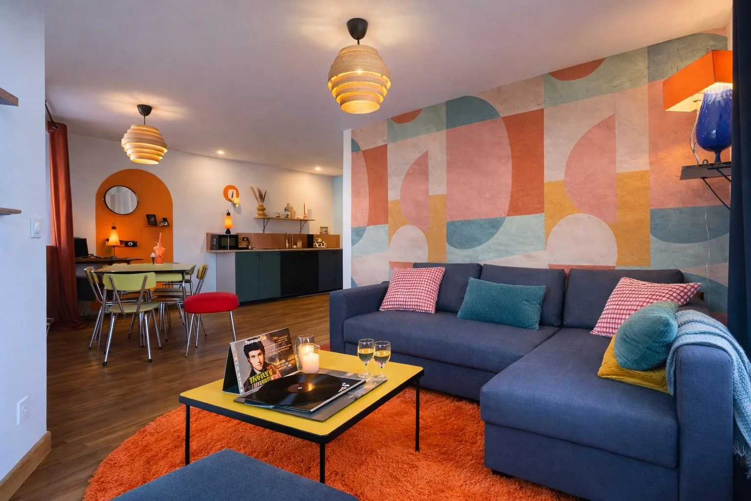 Vinyle Club, logement rétro années 70 avec terrasse, à Bellême, dans le Perche — photo 4 sur 16